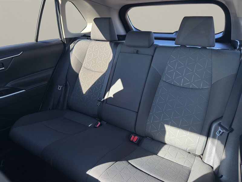 2022 Toyota RAV4 Hybrid XLE - Photo 13 - Warrington, PA 18976