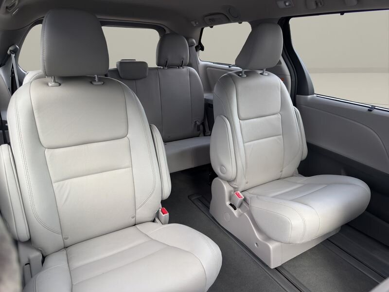 2020 Toyota Sienna XLE - Photo 20 - Warrington, PA 18976