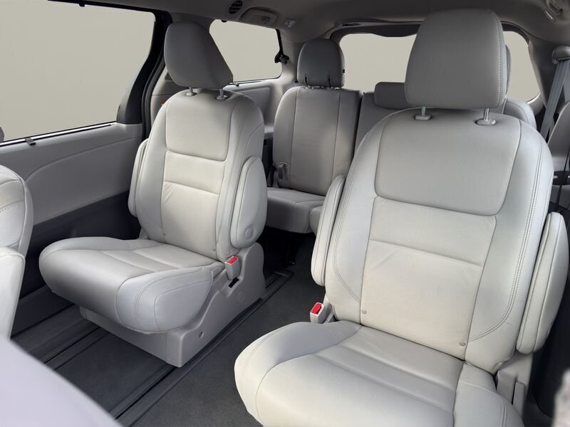 2020 Toyota Sienna XLE - Photo 13 - Warrington, PA 18976