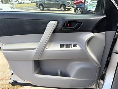 2010 Toyota Highlander 4 cylinder 5D SUV - Photo 11 - Houston, TX 77063-5630