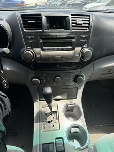 2010 Toyota Highlander 4 cylinder 5D SUV - Photo 10 - Houston, TX 77063-5630