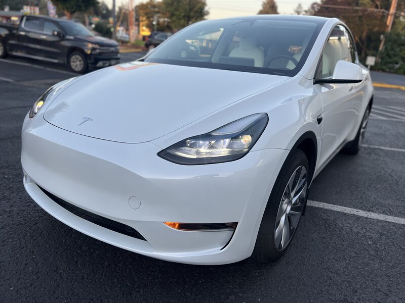 2024 Tesla Model Y Long Range   - Photo 1 - Beaverton, OR 97005