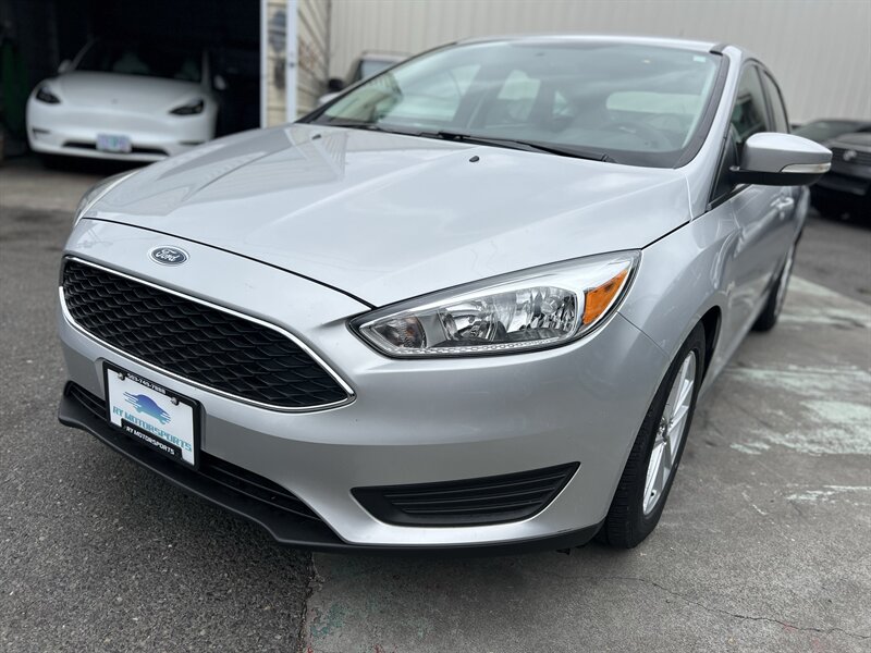 2016 Ford Focus SE   - Photo 1 - Beaverton, OR 97005
