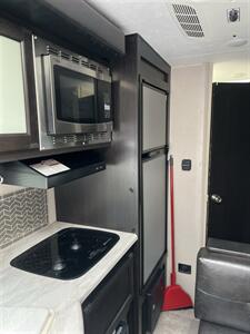 2018 Venture RV Sonic - Photo 21 - Beaverton, OR 97005