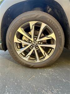 2022 Toyota Corolla Cross XLE   - Photo 12 - Laguna Hills, CA 92653