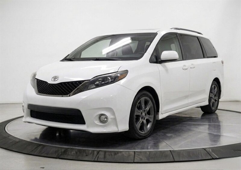 2015 Toyota Sienna SE V6 8-Passenger's photo