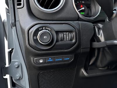 2022 Jeep Wrangler Sahara 4xe - Photo 9 - North Vancouver, BC V7P 1A4
