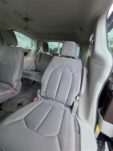 2017 Chrysler Pacifica LX - Photo 10 - Downers Grove, IL 60515