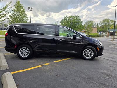 2017 Chrysler Pacifica LX - Photo 4 - Downers Grove, IL 60515