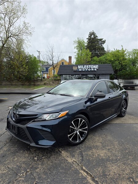 2018 Toyota Camry SE   - Photo 1 - Downers Grove, IL 60515