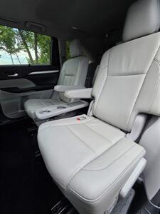 2018 Toyota Highlander XLE - Photo 13 - Downers Grove, IL 60515
