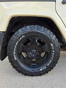 2012 Jeep Wrangler Unlimited Sahara   - Photo 31 - Downers Grove, IL 60515