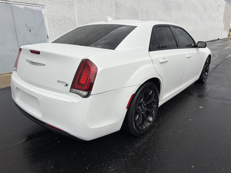 2019 Chrysler 300 Series S - Photo 4 - Indianapolis, IN 46234