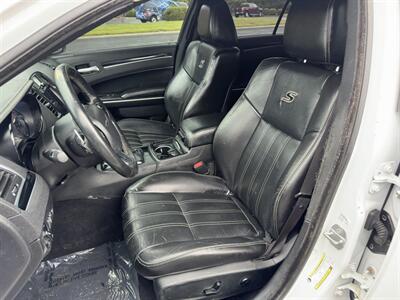 2019 Chrysler 300 Series S   - Photo 10 - Indianapolis, IN 46234