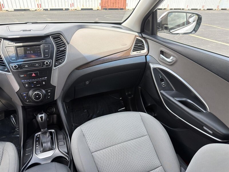 2017 Hyundai SANTA FE Sport 2.4L - Photo 9 - Indianapolis, IN 46234