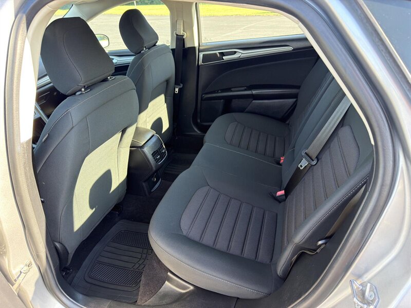 2020 Ford Fusion SE - Photo 11 - Indianapolis, IN 46234