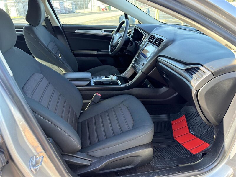 2020 Ford Fusion SE - Photo 13 - Indianapolis, IN 46234