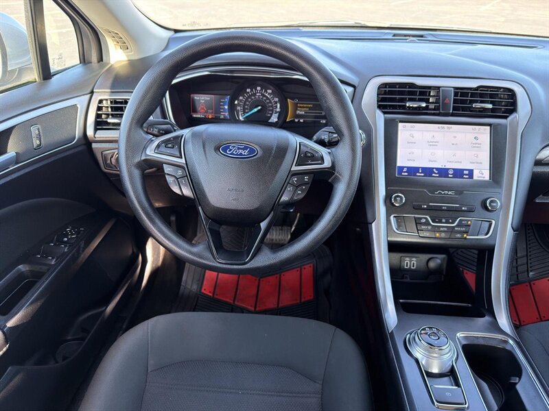 2020 Ford Fusion SE - Photo 8 - Indianapolis, IN 46234