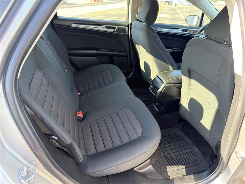2020 Ford Fusion SE - Photo 12 - Indianapolis, IN 46234