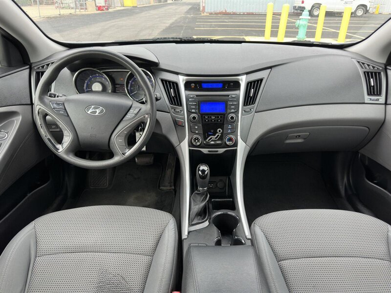 2013 Hyundai SONATA GLS - Photo 8 - Indianapolis, IN 46234