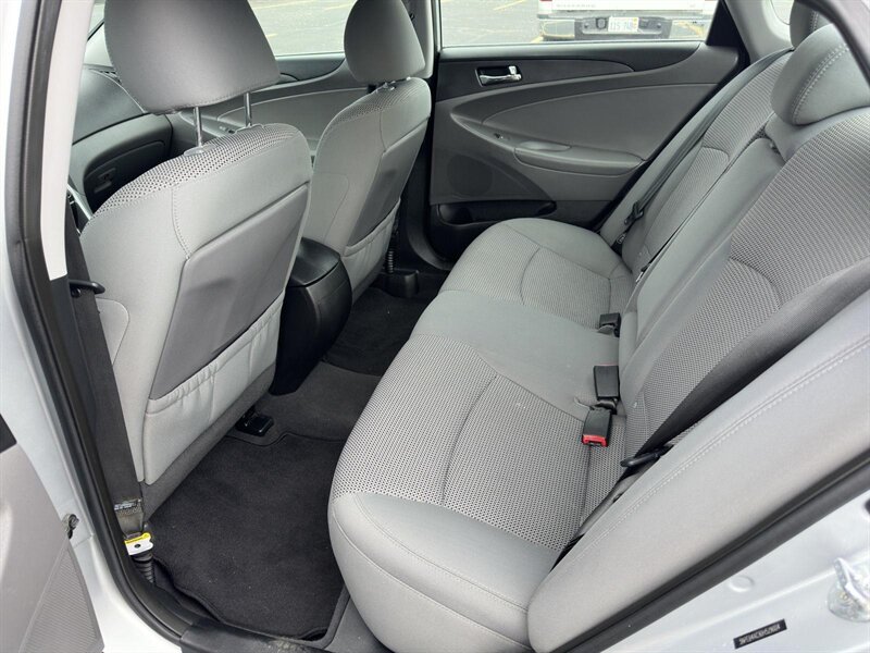 2013 Hyundai SONATA GLS - Photo 11 - Indianapolis, IN 46234
