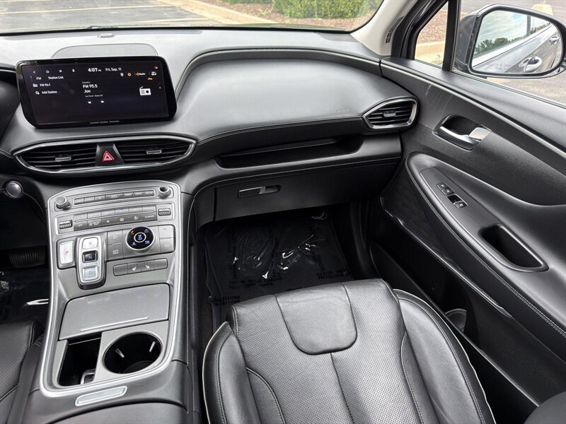 2022 Hyundai SANTA FE Hybrid SEL Premium - Photo 9 - Indianapolis, IN 46234