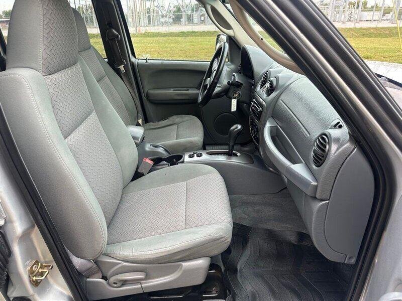 2005 Jeep Liberty Renegade - Photo 13 - Indianapolis, IN 46234