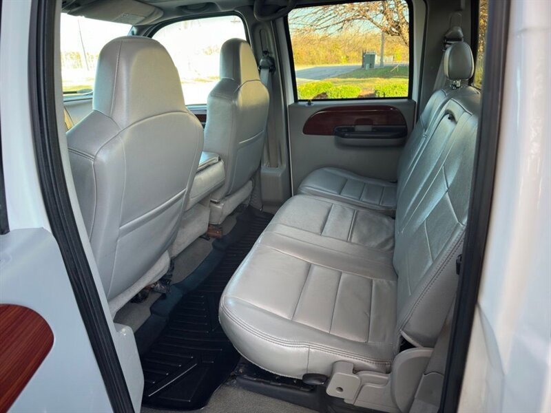 2005 Ford F-350 Lariat DRW - Photo 11 - Indianapolis, IN 46234