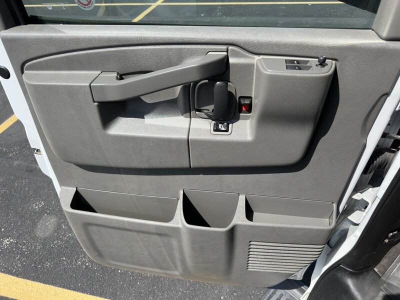 2020 Chevrolet Express LT Passenger - Photo 17 - Indianapolis, IN 46234