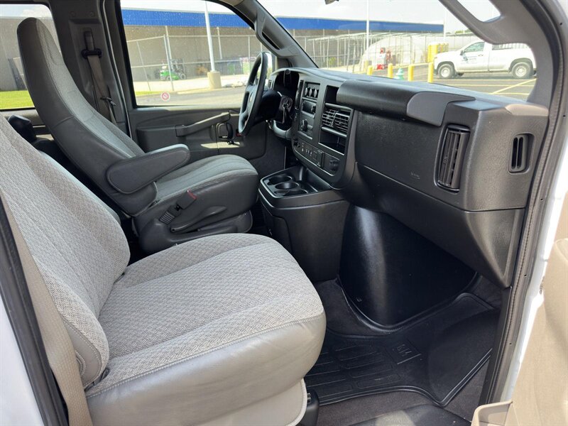 2020 Chevrolet Express LT Passenger - Photo 16 - Indianapolis, IN 46234