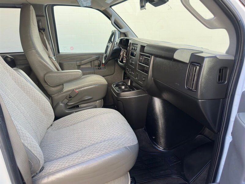 2020 Chevrolet Express LT Passenger - Photo 11 - Indianapolis, IN 46234