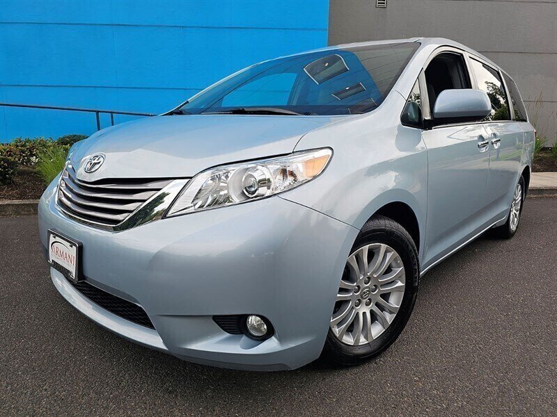 2016 Toyota Sienna XLE 7-Passenger w/ Captains Chairs  