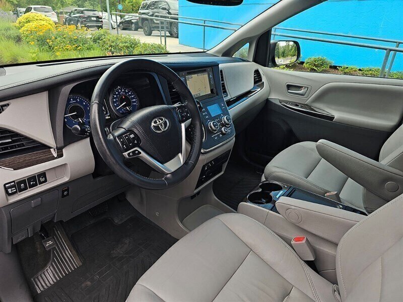 2016 Toyota Sienna XLE 7-Passenger w/ Captains Chairs - Photo 27 - Eugene, OR 97403