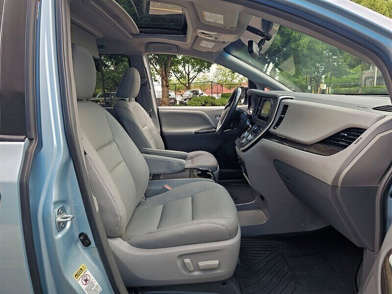 2016 Toyota Sienna XLE 7-Passenger w/ Captains Chairs - Photo 17 - Eugene, OR 97403
