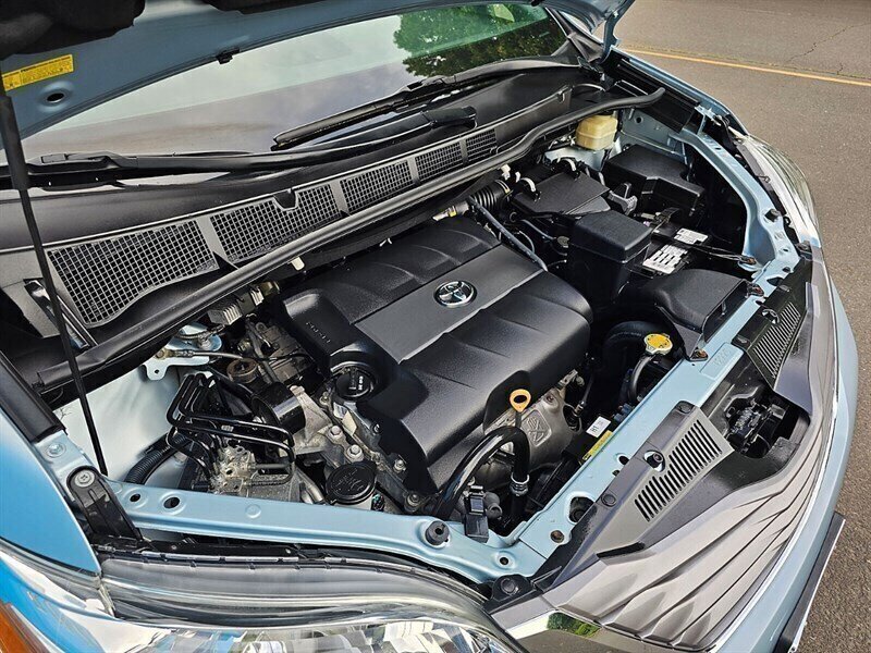 2016 Toyota Sienna XLE 7-Passenger w/ Captains Chairs - Photo 16 - Eugene, OR 97403