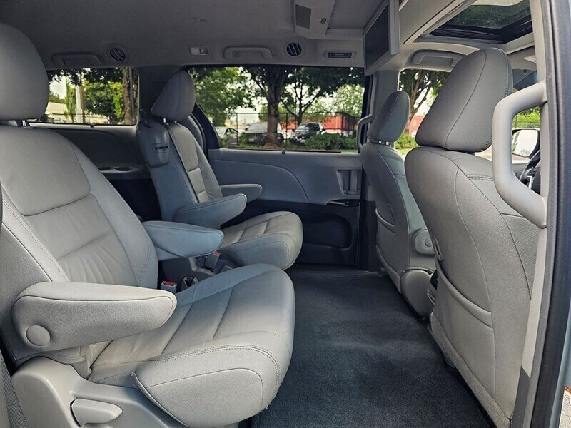 2016 Toyota Sienna XLE 7-Passenger w/ Captains Chairs - Photo 24 - Eugene, OR 97403