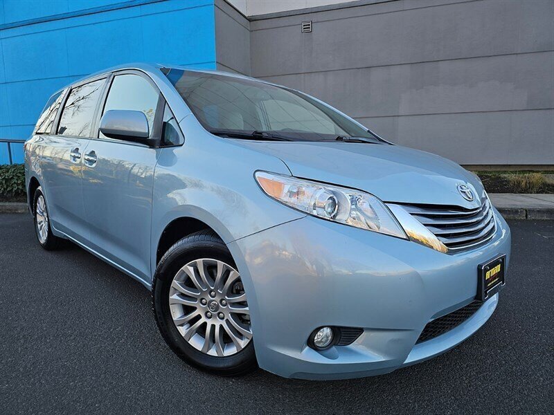 2016 Toyota Sienna XLE 7-Passenger w/ Captains Chairs - Photo 11 - Eugene, OR 97403