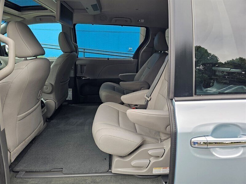 2016 Toyota Sienna XLE 7-Passenger w/ Captains Chairs - Photo 28 - Eugene, OR 97403