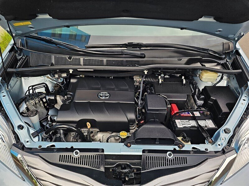 2016 Toyota Sienna XLE 7-Passenger w/ Captains Chairs - Photo 14 - Eugene, OR 97403