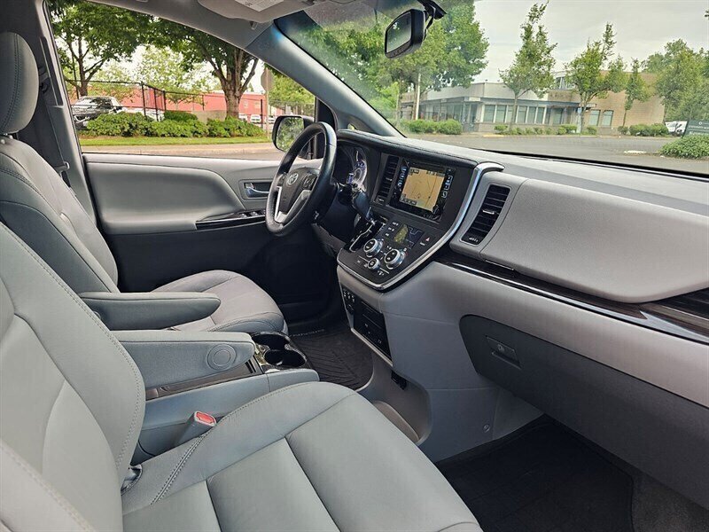 2016 Toyota Sienna XLE 7-Passenger w/ Captains Chairs - Photo 18 - Eugene, OR 97403
