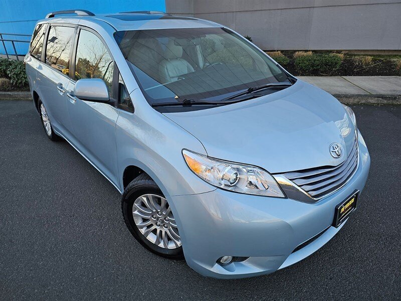 2016 Toyota Sienna XLE 7-Passenger w/ Captains Chairs - Photo 10 - Eugene, OR 97403