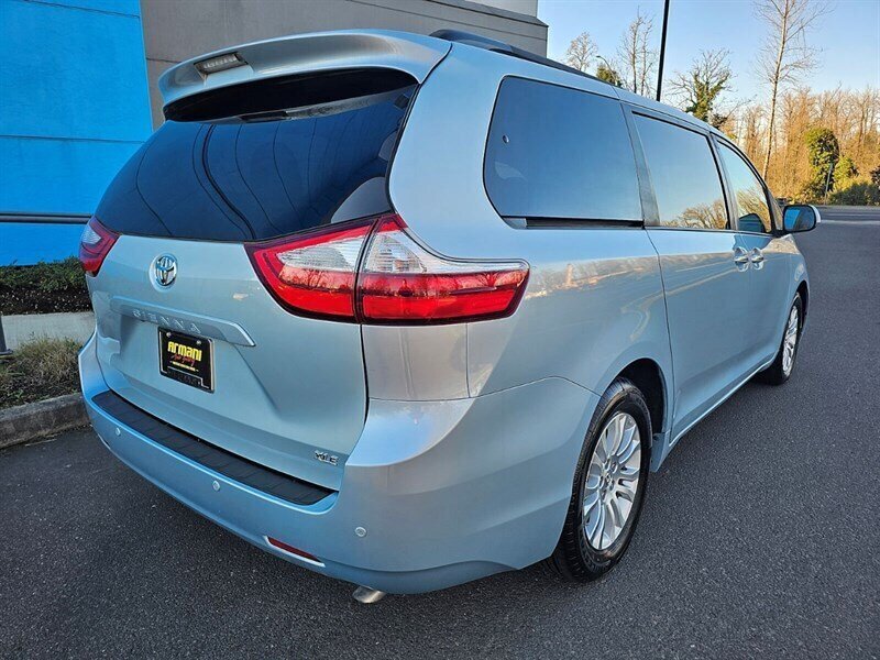 2016 Toyota Sienna XLE 7-Passenger w/ Captains Chairs - Photo 8 - Eugene, OR 97403