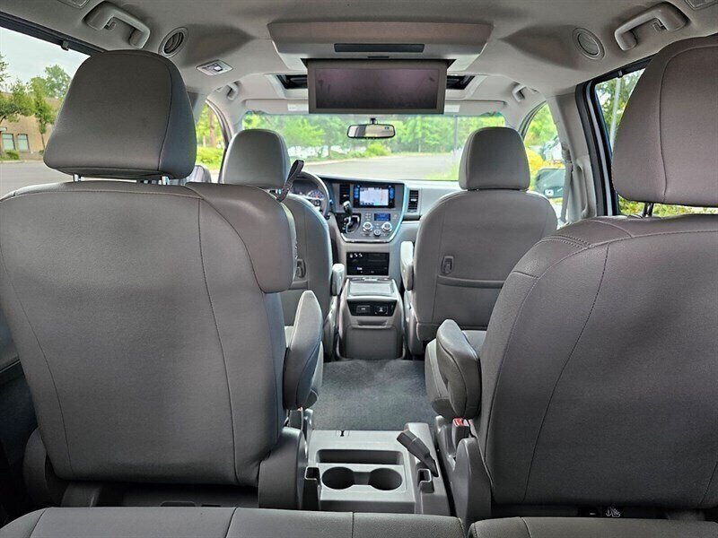 2016 Toyota Sienna XLE 7-Passenger w/ Captains Chairs - Photo 7 - Eugene, OR 97403
