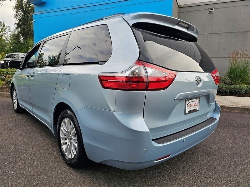 2016 Toyota Sienna XLE 7-Passenger w/ Captains Chairs - Photo 4 - Eugene, OR 97403