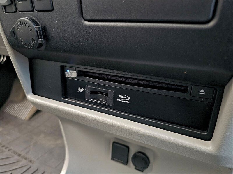 2016 Toyota Sienna XLE 7-Passenger w/ Captains Chairs - Photo 22 - Eugene, OR 97403