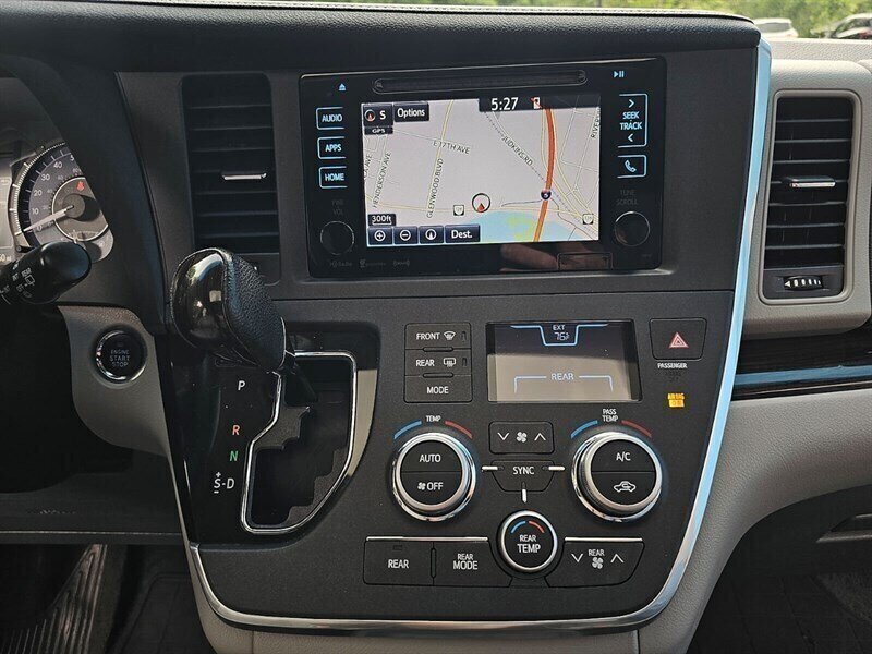 2016 Toyota Sienna XLE 7-Passenger w/ Captains Chairs - Photo 20 - Eugene, OR 97403