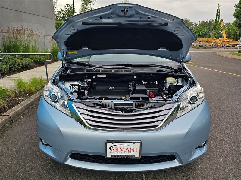 2016 Toyota Sienna XLE 7-Passenger w/ Captains Chairs - Photo 13 - Eugene, OR 97403