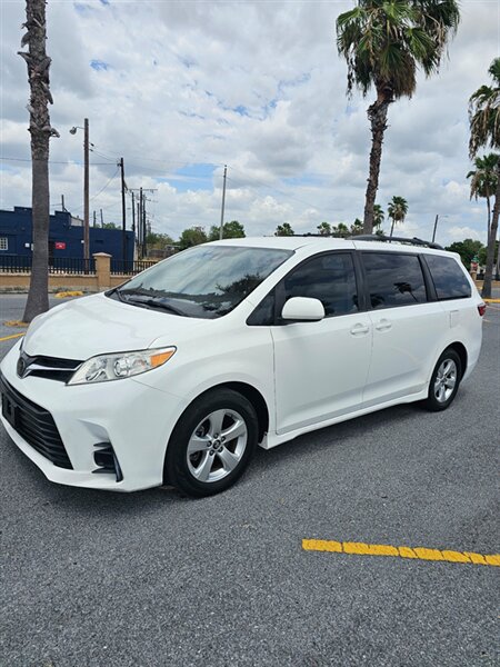 2018 Toyota Sienna LE 7-Passenger Auto Acces   - Photo 1 - Harlingen, TX 78550