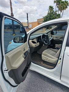 2018 Toyota Sienna LE 7-Passenger Auto Acces   - Photo 8 - Harlingen, TX 78550