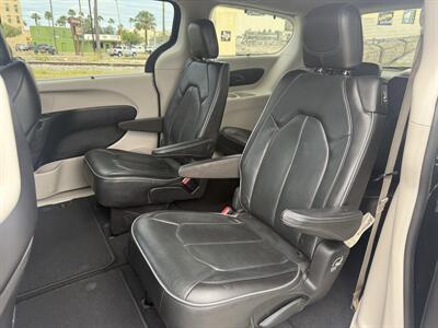 2020 Chrysler Pacifica Limited   - Photo 11 - Harlingen, TX 78550